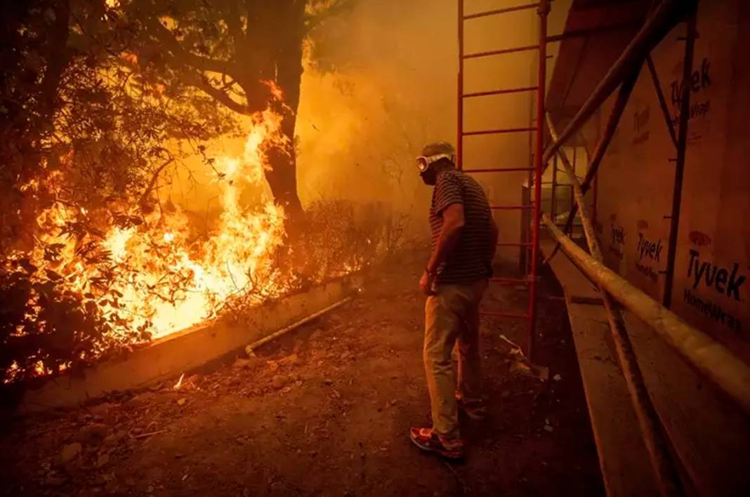 Los Angeles'ta yangın felaketi: Hollywood yıldızlarının yaşadığı bölgede 30 bin kişi tahliye edildi 9